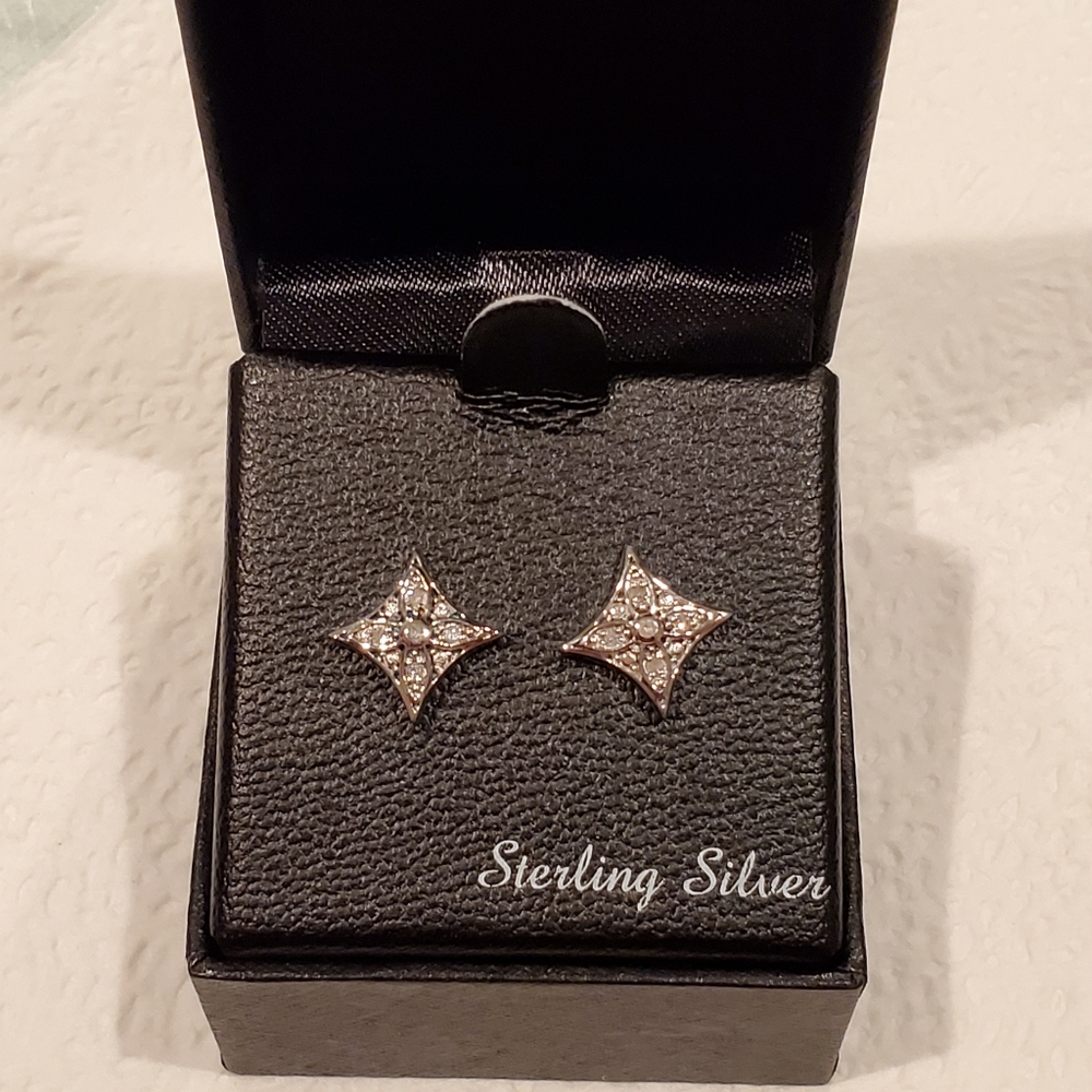 Diamond stud earring with 925 silver